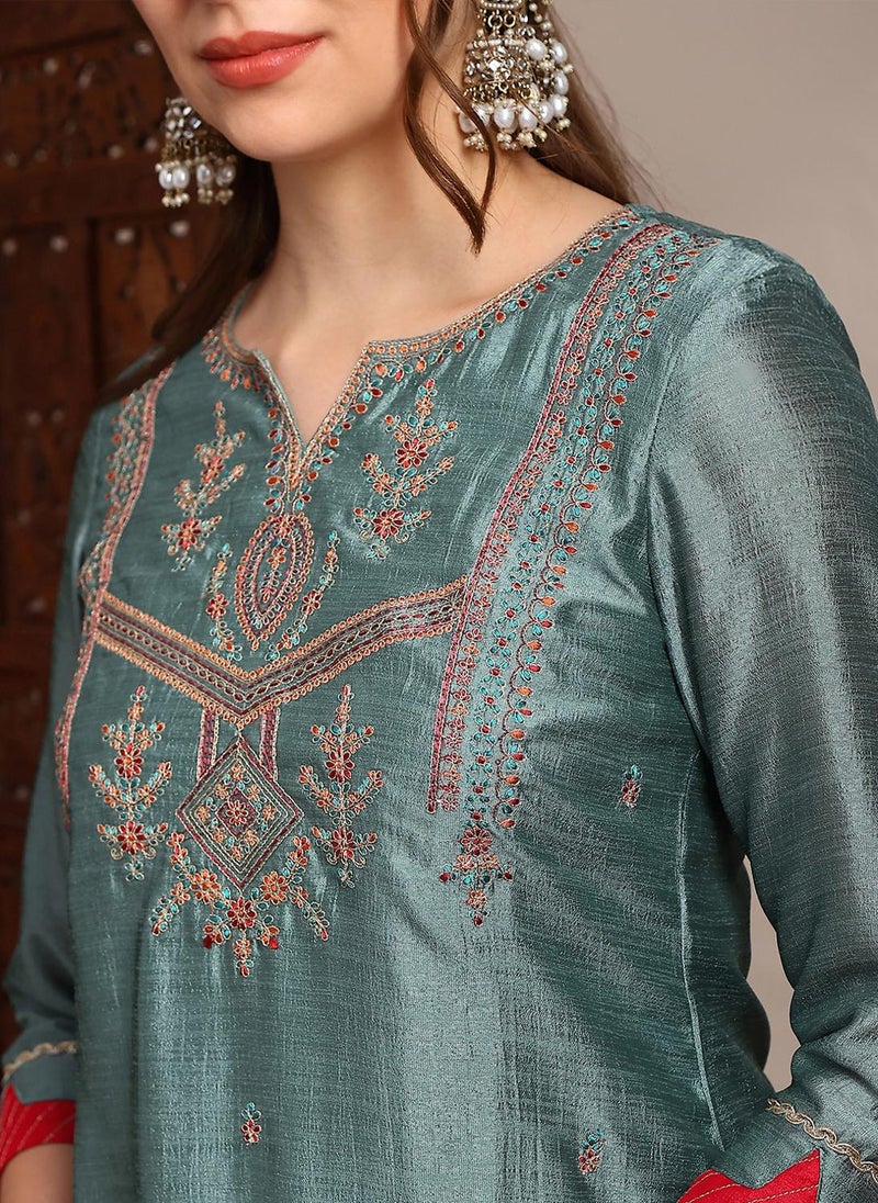 جلو باص طقم نسائي كورتا مستقيمة مطرزة بالزاري مع بنطال واسع وسكارف مزين بشريط - Image 5